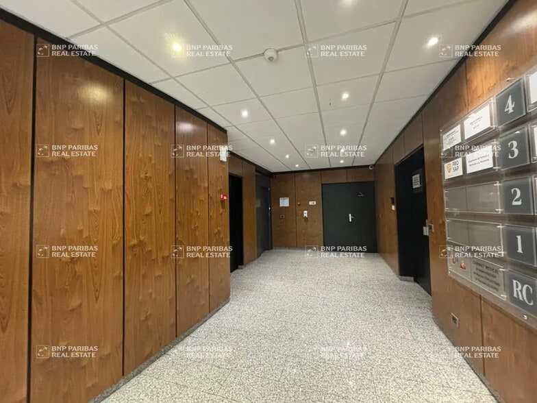 Office in Lyon for lease - Lobby - Image 2 of 14