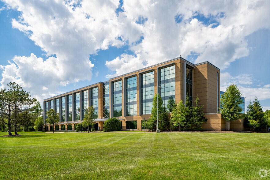 36500 Corporate Dr, Farmington Hills, MI à vendre - Photo du bâtiment - Image 3 de 7