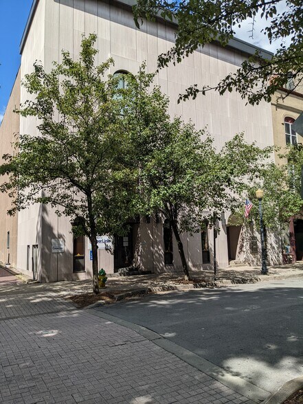 329 Pine St, Williamsport, PA à louer - Photo du bâtiment - Image 2 de 15