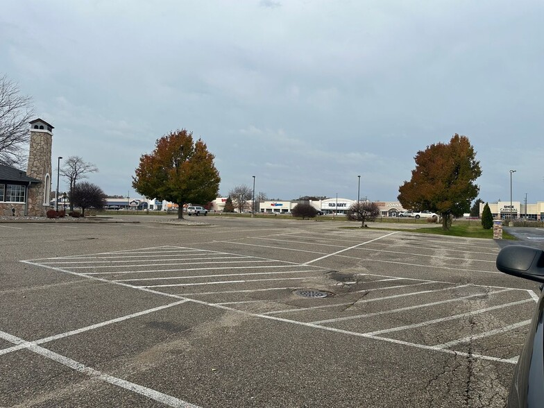 3015 W Shore Dr, Holland, MI for sale - Building Photo - Image 2 of 17