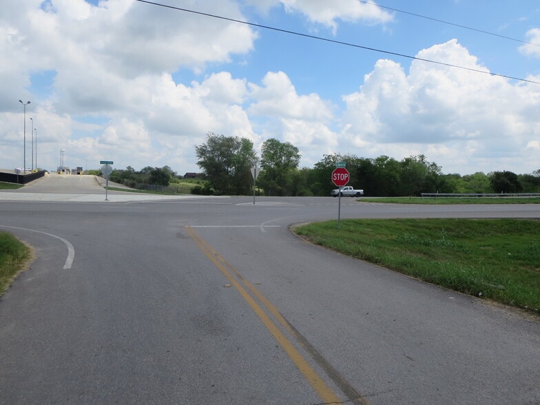 4615 S Flores St, Elmendorf, TX for sale - Building Photo - Image 3 of 7