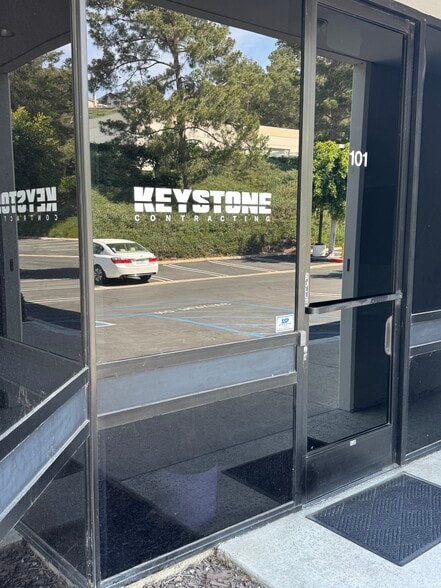 26071 Merit Cir, Laguna Hills, CA à louer - Photo du bâtiment - Image 3 de 5