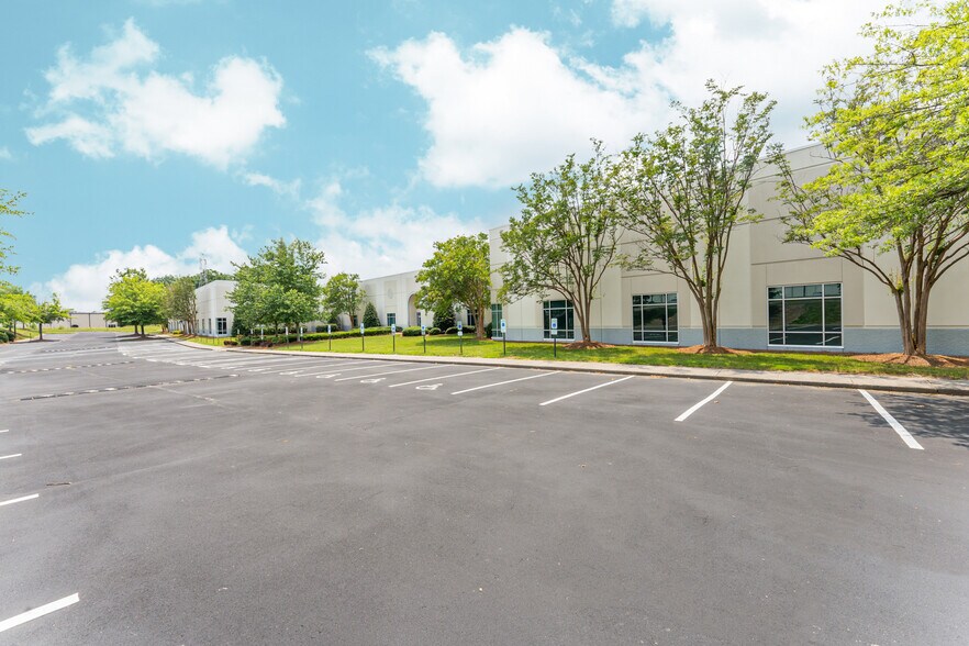 4336 Federal Dr, Greensboro, NC à louer - Vidéo sur l’inscription commerciale - Image 2 de 11