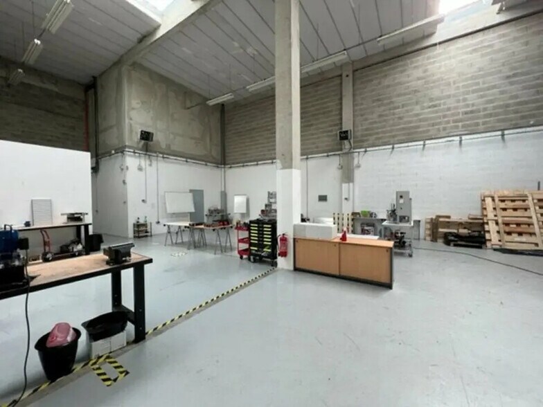 Flex in Émerainville for lease - Interior Photo - Image 1 of 7