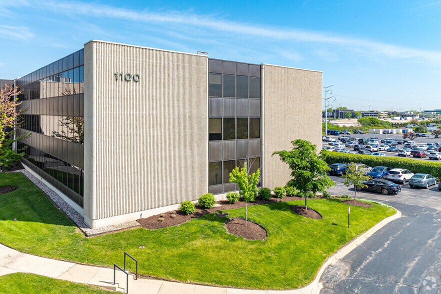 1100 Jorie Blvd, Oak Brook, IL à louer - Photo du bâtiment - Image 2 de 12