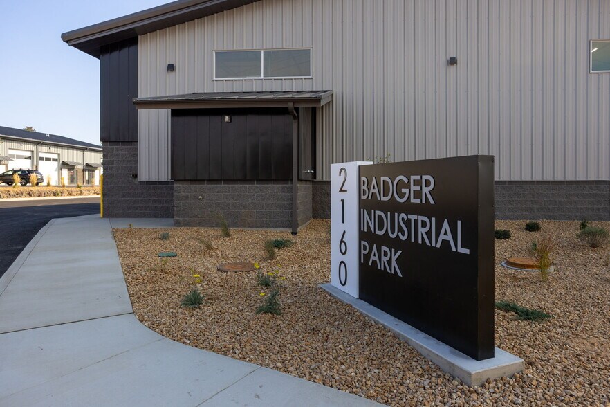 2160 SW Badger Ave, Redmond, OR à louer - Photo du bâtiment - Image 2 de 7