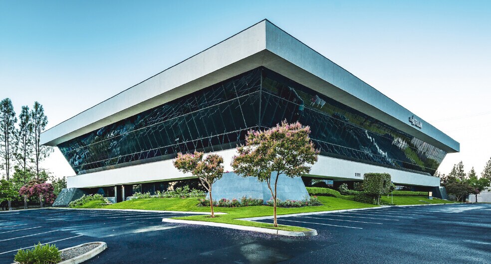 1111 E Herndon Ave, Fresno, CA à louer - Photo du bâtiment - Image 1 de 6