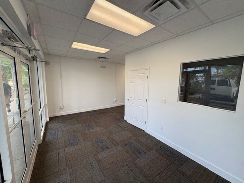 9045 Americana Way, Vero Beach, FL à louer - Photo du bâtiment - Image 2 de 8