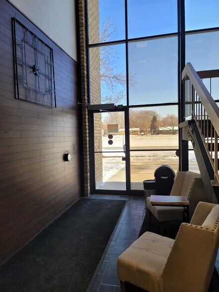 7362 NE University Ave W, Minneapolis, MN à louer - Photo du bâtiment - Image 3 de 9