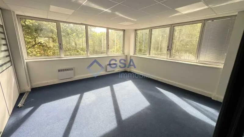 Office in Évry-Courcouronnes for lease Interior Photo- Image 1 of 7