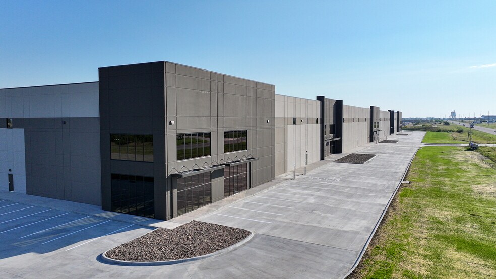 NEC of 53rd St & N Webb rd, Bel Aire, KS à louer - Photo du bâtiment - Image 2 de 8