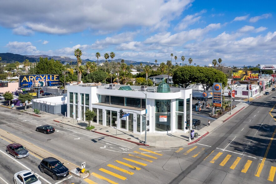 700 N Fairfax Ave, Los Angeles, CA à louer - Photo du bâtiment - Image 1 de 7