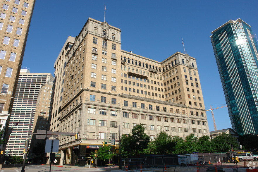 306 W 7th St, Fort Worth, TX à louer - Photo du bâtiment - Image 3 de 12