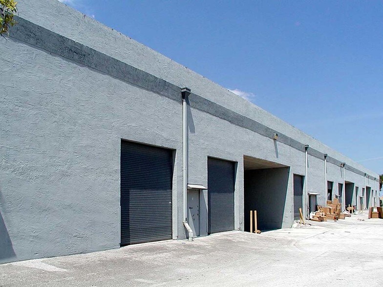 2240 SW 70th Ave, Davie, FL à louer - Photo du bâtiment - Image 2 de 2