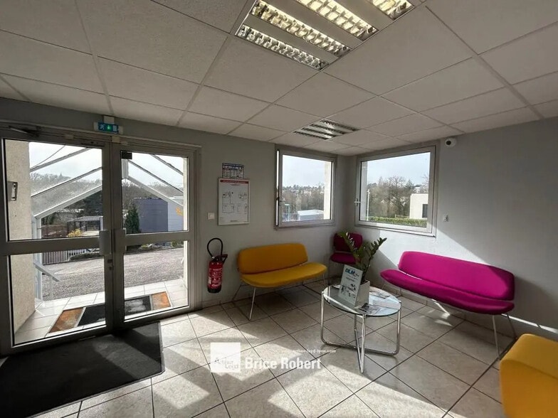 Industrial in Dardilly for sale - Lobby - Image 2 of 6