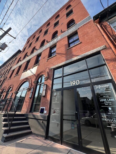 190 Christopher Columbus Dr, Jersey City, NJ à louer - Photo du bâtiment - Image 2 de 18