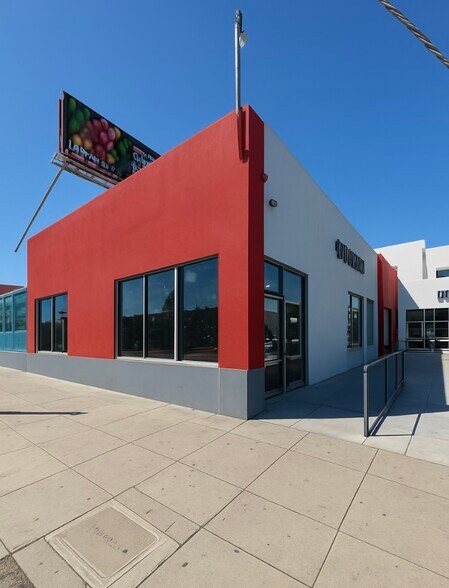 6751-6767 Santa Monica Blvd, Los Angeles, CA à louer - Photo du bâtiment - Image 3 de 3