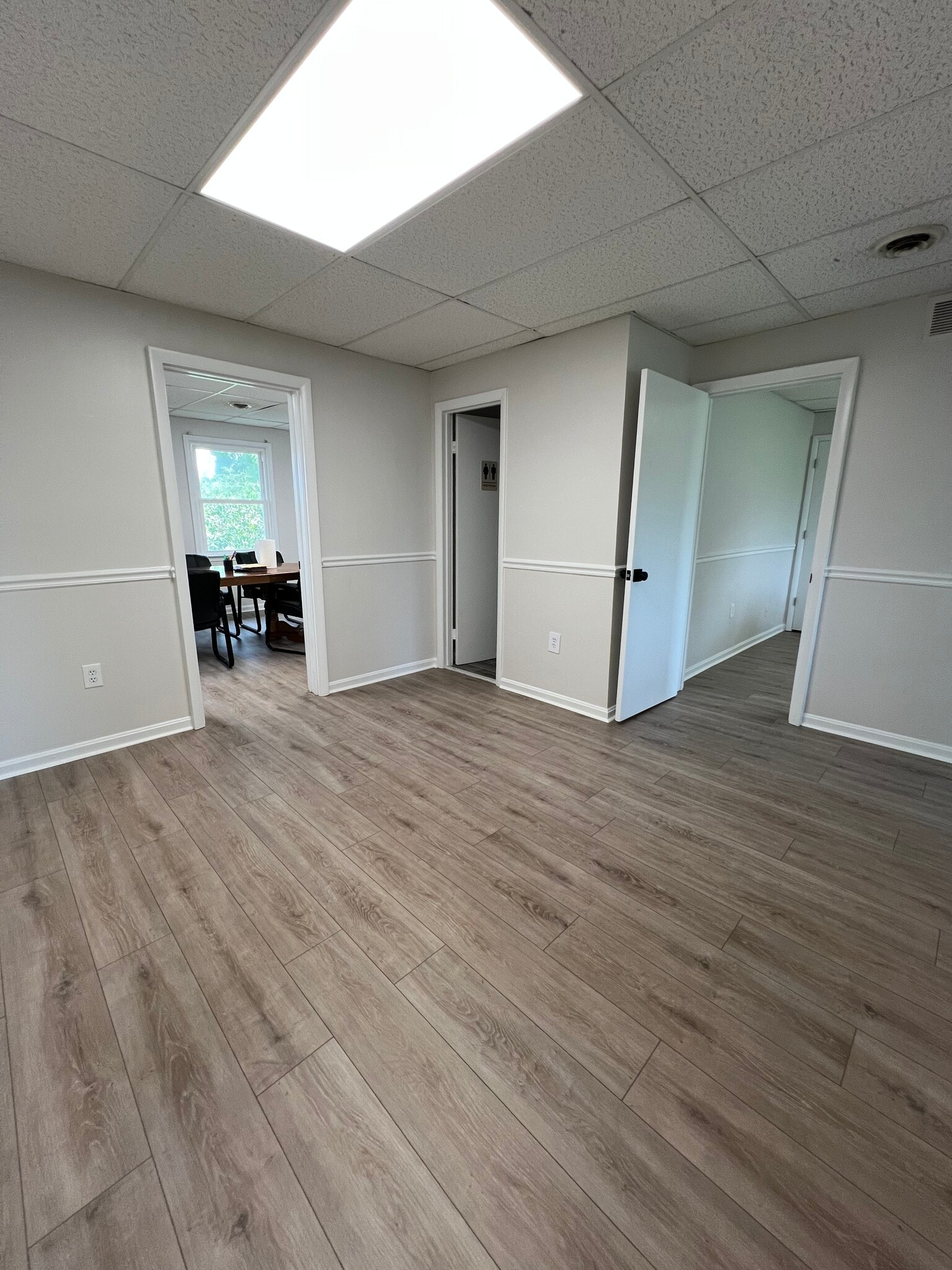 2972-2976 Penwick Ln, Dunkirk, MD for lease Interior Photo- Image 1 of 3