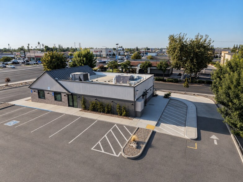 6740 N Blackstone Ave, Fresno, CA à vendre - Photo du bâtiment - Image 3 de 13