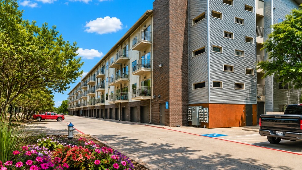 660 Yorktown St, Dallas, TX for sale - Building Photo - Image 2 of 33