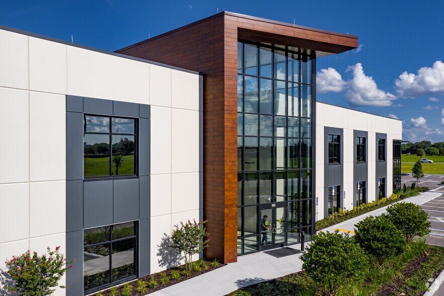 529 E Crown Point Rd, Ocoee, FL à louer - Photo du bâtiment - Image 2 de 6