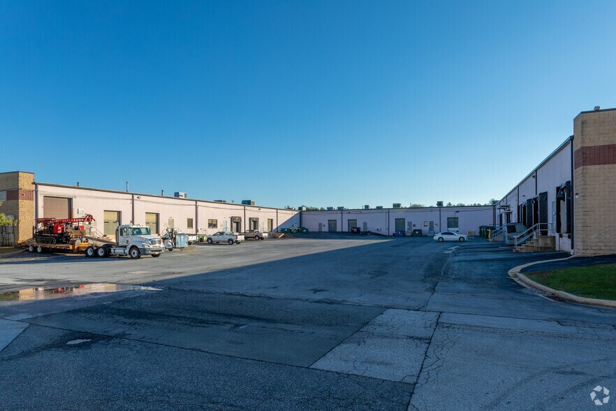 18 Boulden Cir, New Castle, DE à louer - Photo du bâtiment - Image 3 de 4
