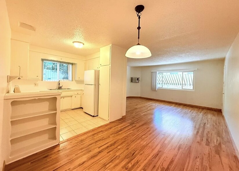 12325 Riverside Dr, Valley Village, CA à vendre - Photo intérieure - Image 3 de 8