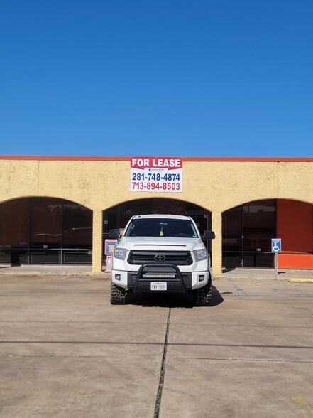 210 W Fairmont Pky, La Porte, TX for lease - Building Photo - Image 2 of 8