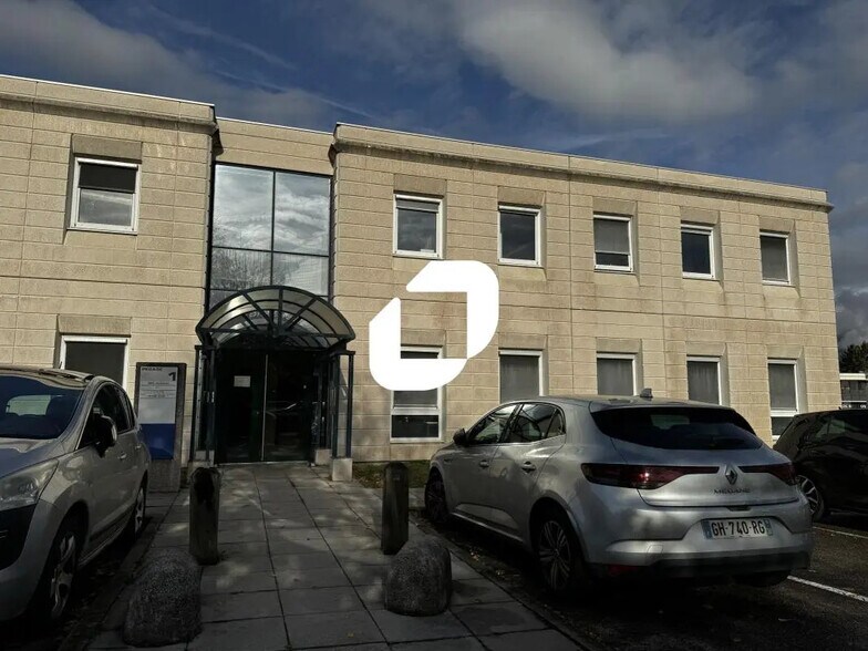 Bureau dans Échirolles à louer - Photo du bâtiment - Image 3 de 16