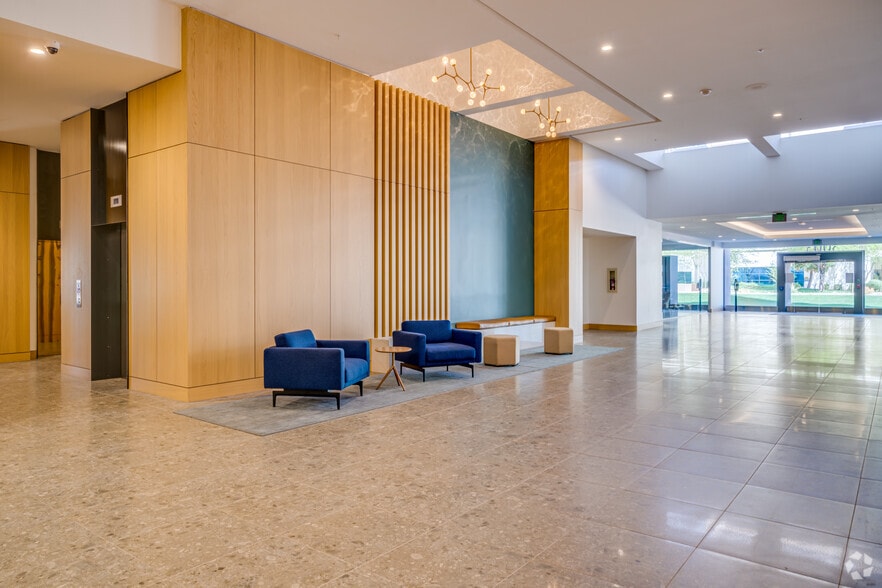 3003 N Central Ave, Phoenix, AZ for lease - Lobby - Image 3 of 42