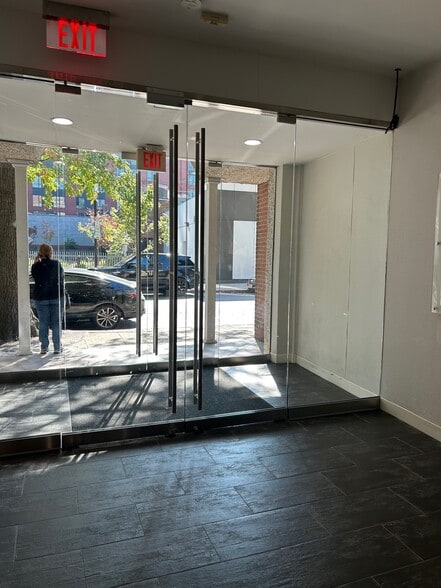 10 Mitchell Pl, White Plains, NY for lease - Interior Photo - Image 2 of 10