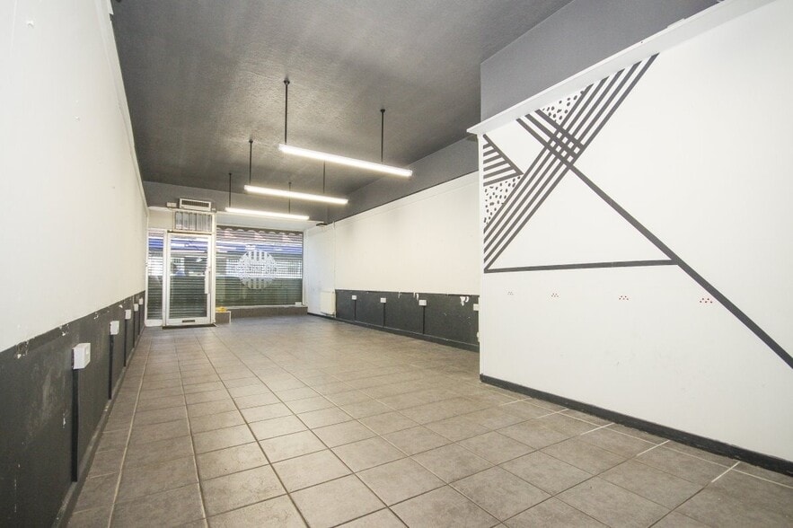 70 High St, Sheerness for lease - Interior Photo - Image 3 of 5