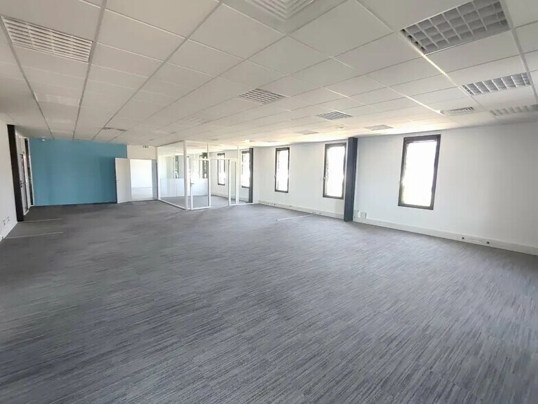 Office in Vaulx-Milieu for lease - Interior Photo - Image 2 of 13