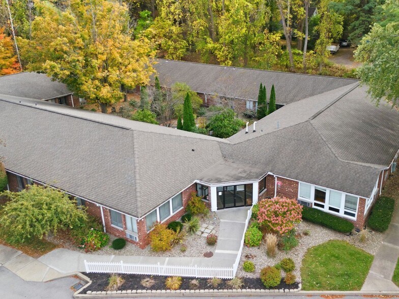 100 Village Wood Ln, Penfield, NY à vendre - Photo du bâtiment - Image 3 de 37