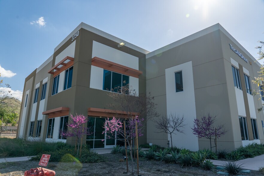 3750 Pierce St, Riverside, CA for lease - Building Photo - Image 2 of 3