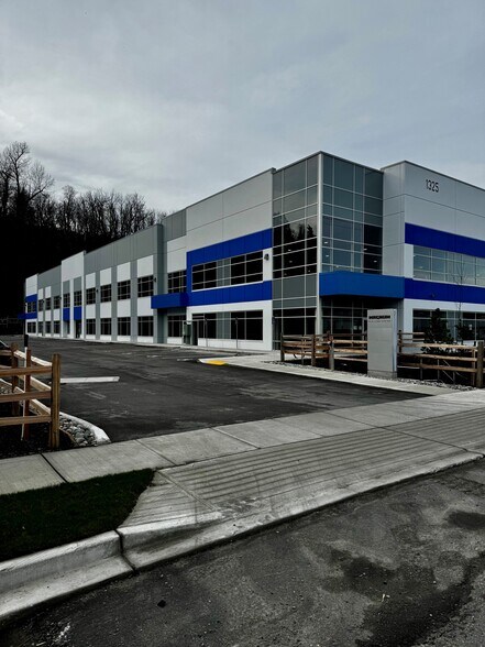 1325 Riverside Rd, Abbotsford, BC à louer - Photo du bâtiment - Image 1 de 4