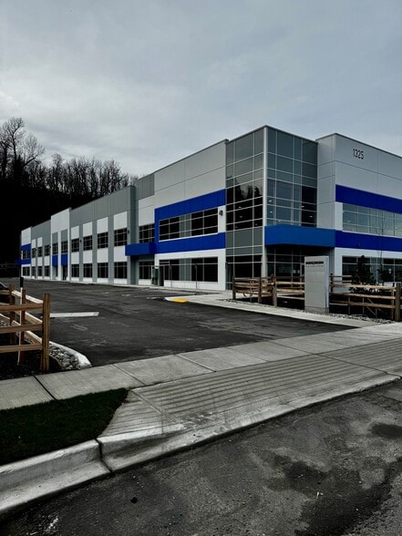 1325 Riverside Rd, Abbotsford, BC for lease - Primary Photo - Image 1 of 4