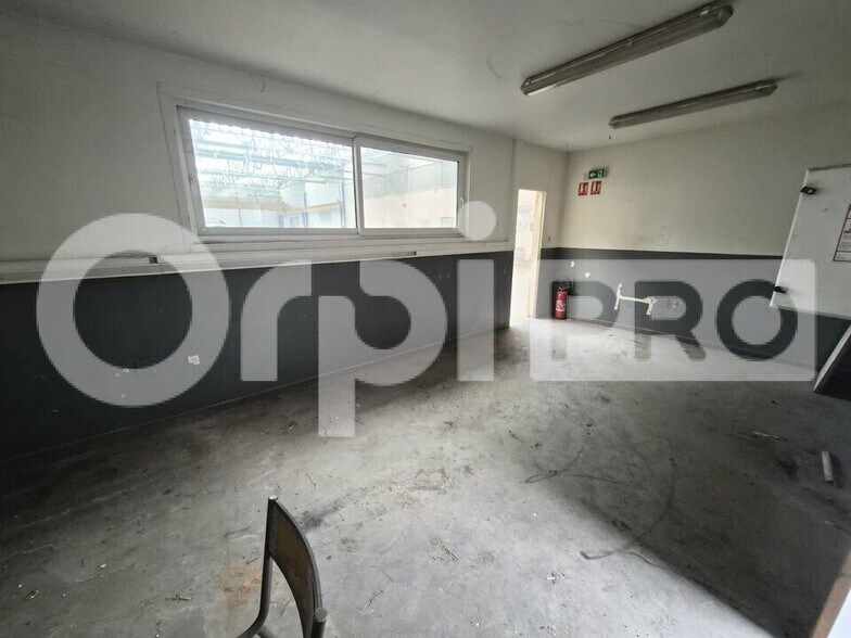Flex in Reims for lease - Interior Photo - Image 3 of 7