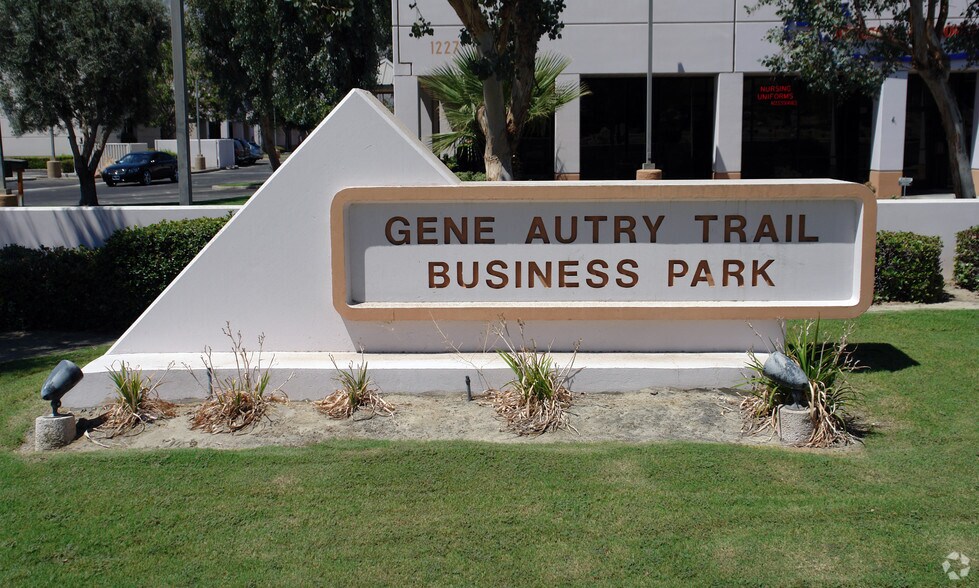1237 S Gene Autry Trl, Palm Springs, CA à louer - Photo du bâtiment - Image 3 de 3