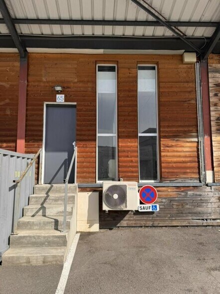 Flex in Saint-Priest for sale - Building Photo - Image 2 of 11