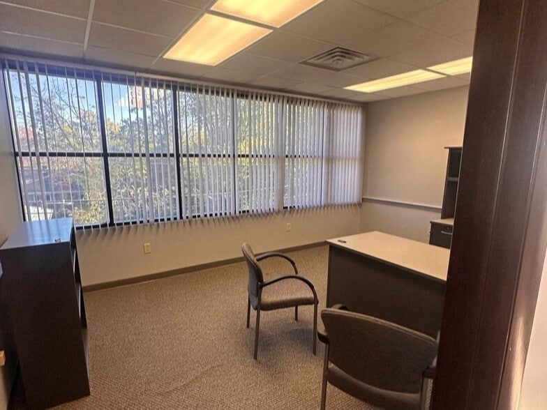 1730 N Limestone St, Springfield, OH for lease - Interior Photo - Image 2 of 29