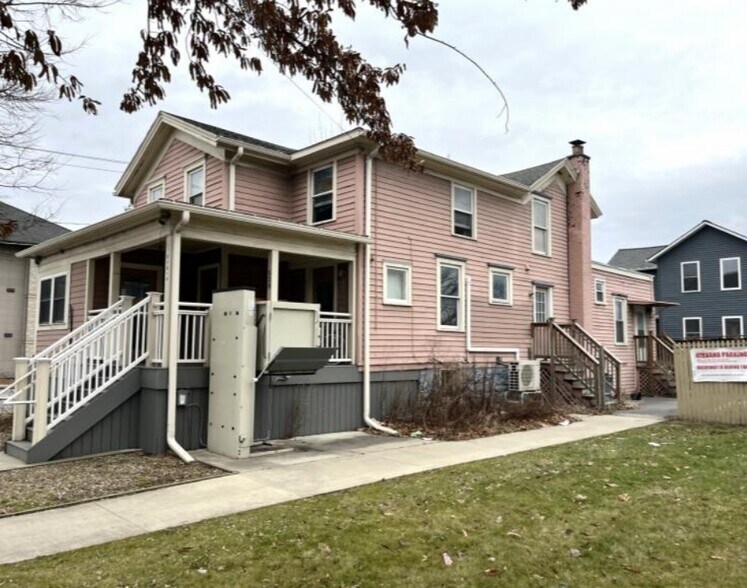 MULTI-FAMILY & MIXED-USE ASSEMBLAGE portefeuille de 3 propriétés à vendre sur LoopNet.ca - Photo du bâtiment - Image 3 de 34