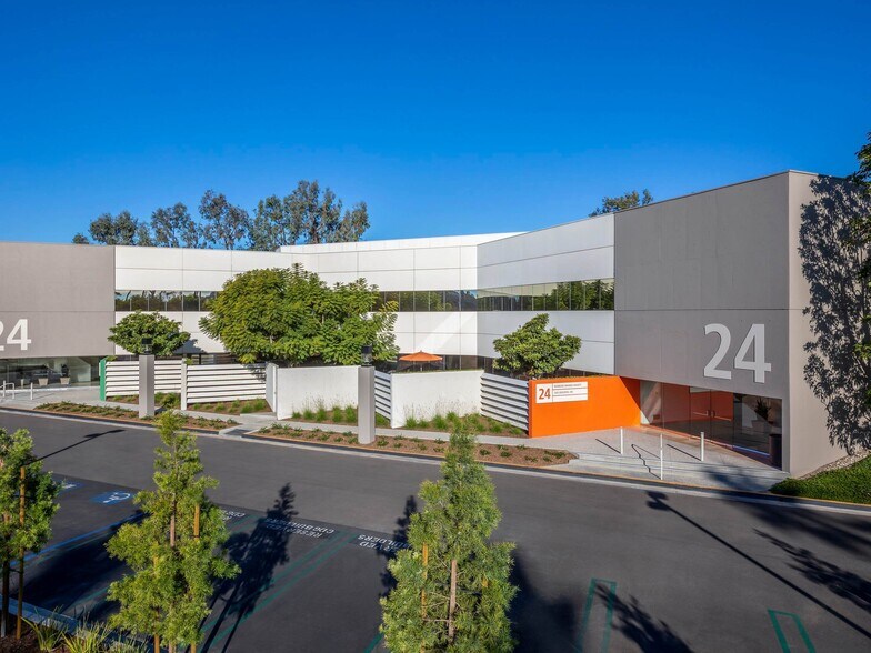 2 Executive Cir, Irvine, CA à louer - Photo du bâtiment - Image 1 de 13