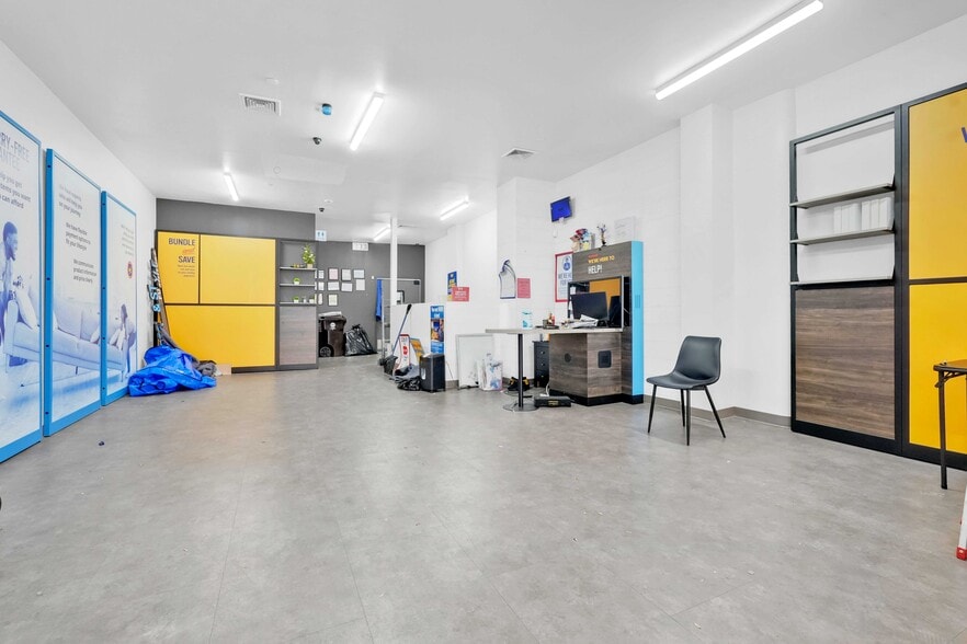 5652 Myrtle Ave, Ridgewood, NY à louer - Photo du bâtiment - Image 3 de 9