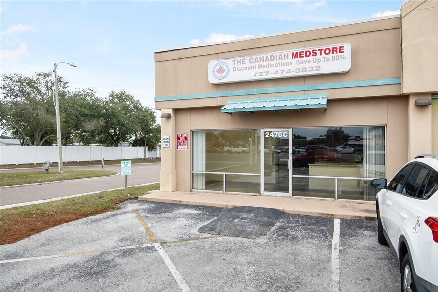 2475 E Bay Dr, Largo, FL à louer - Photo du bâtiment - Image 3 de 9