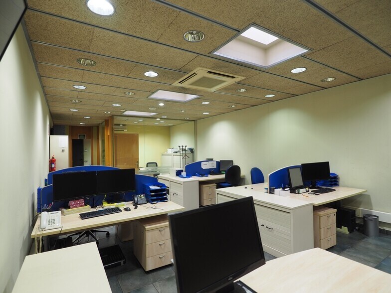 Bureau/Commerce de détail dans Granollers, Barcelona à louer - Photo du bâtiment - Image 2 de 2