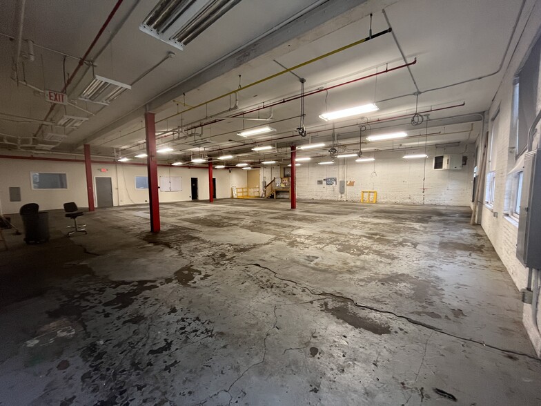 235 Orient Ave, Jersey City, NJ for lease - Building Photo - Image 2 of 9