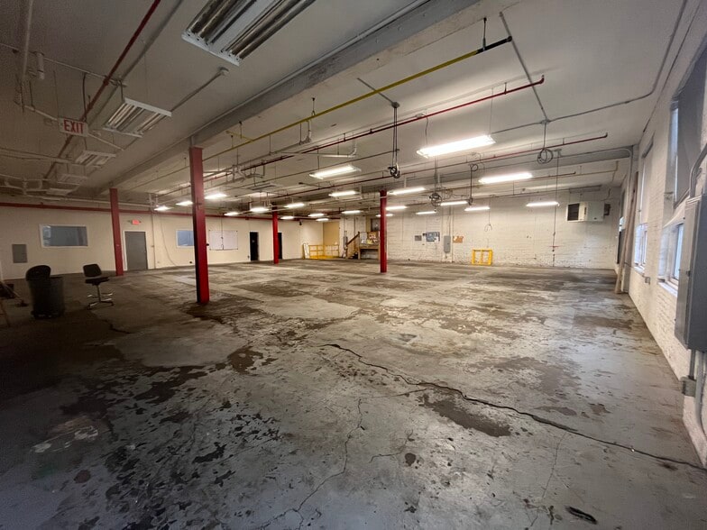 235 Orient Ave, Jersey City, NJ for lease - Interior Photo - Image 2 of 9