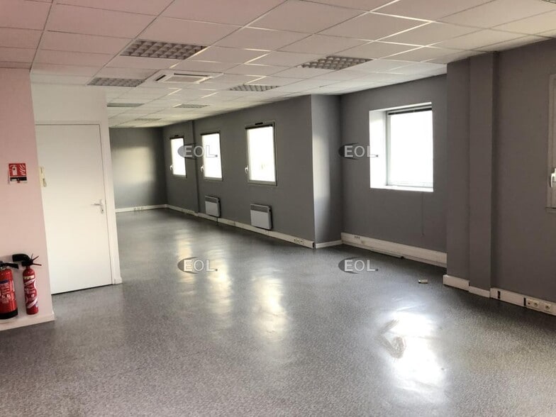 Flex in Saint-Priest for lease - Interior Photo - Image 3 of 15