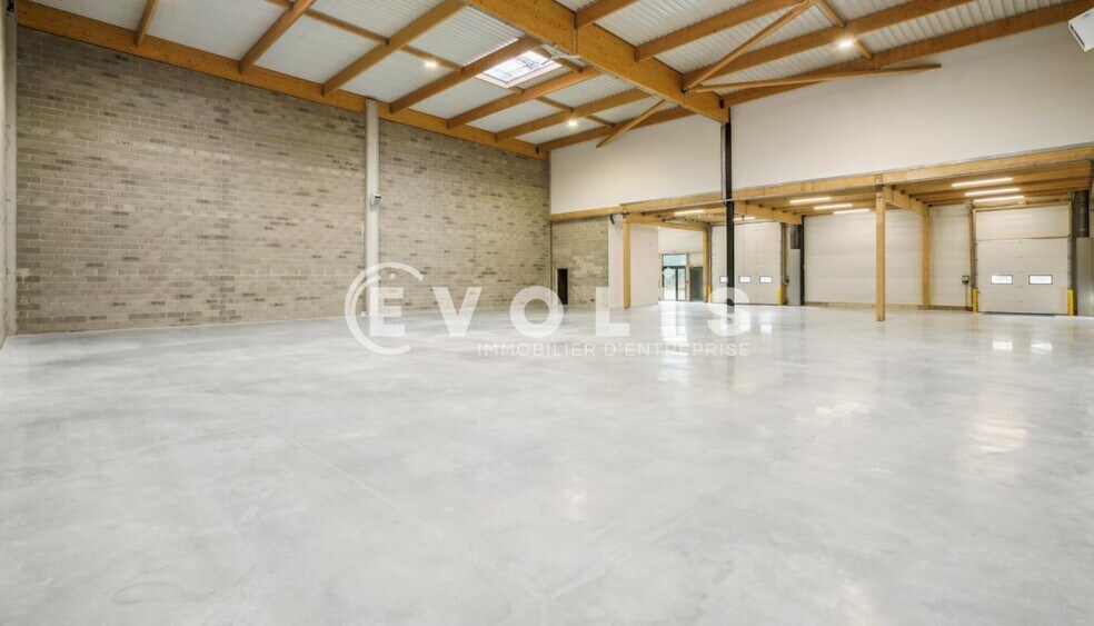 Flex in Graveson for lease - Interior Photo - Image 2 of 10